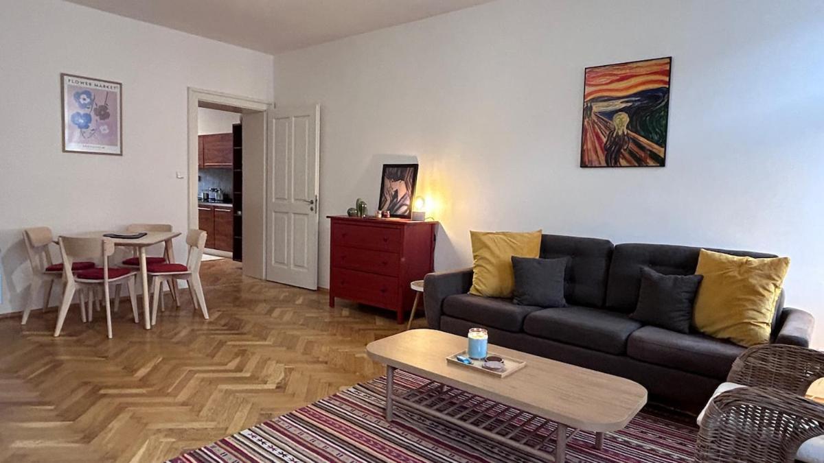 Stylish In The Center Of Apartment *